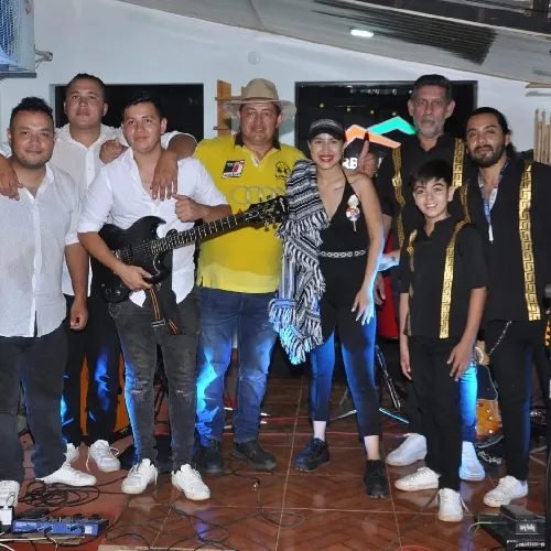Foto de Chabely Fretes y la FULLBAND