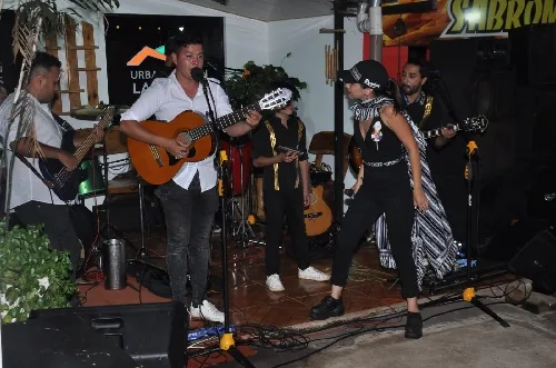 Foto de Chabely Fretes y la FULLBAND