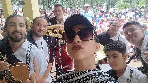 Foto de Chabely Fretes y la FULLBAND